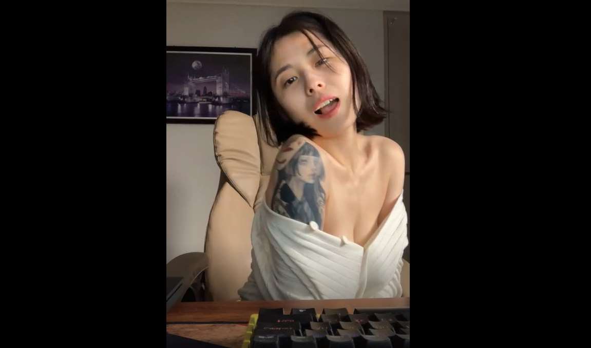 인스타 라이브 소통중 젖가슴 노출