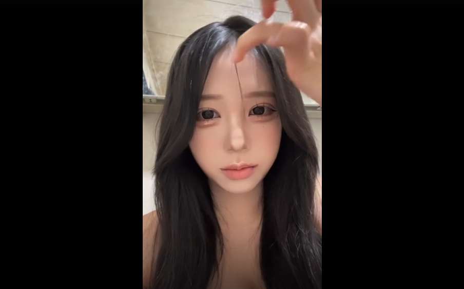 소은이 화장실에서 보지노출 라이브