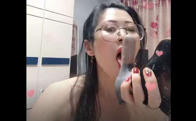 생활 속 소품을 활용해 외로움을 달래는 늙은줌마