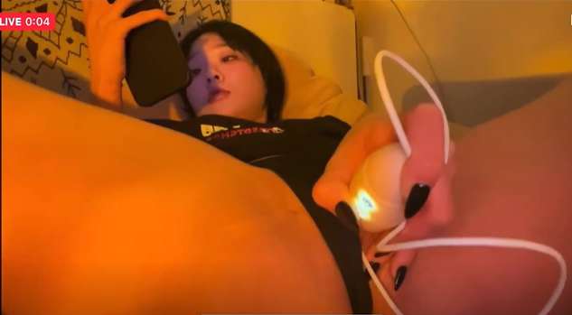 라이브라 실수로 노출되어버린 얼굴 자위녀