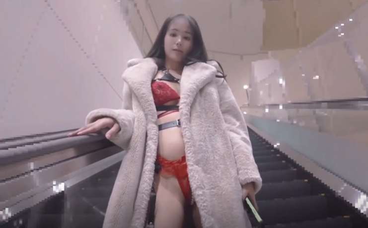 백화점에서 누드 쇼핑하는 나오미