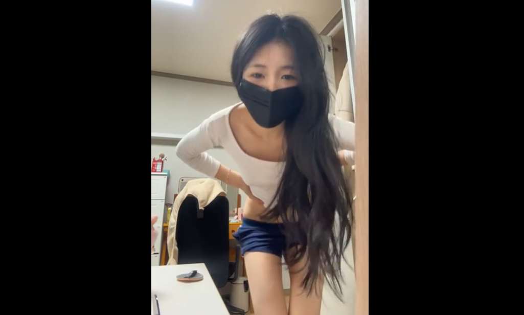 살쪗다고 홀딱벗고 보댕이 보여주는 뼈말라별스타