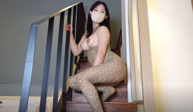 구멍 뚫린 표범무늬 스타킹 신어봤어요