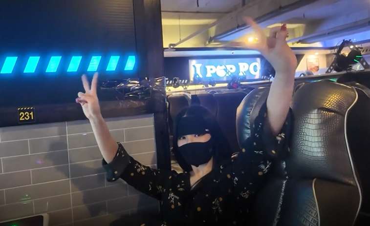 피씨방에서 스릴을 즐기는 커플