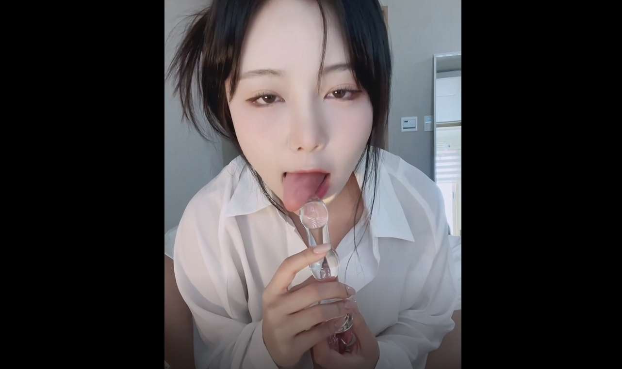 보지 빨아달라는 귀여운 년