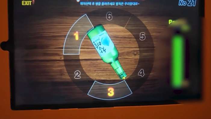 룸방에서 고추까고 게임하는 커플