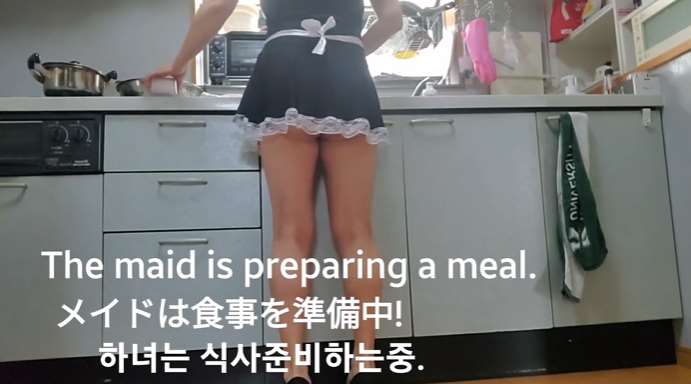식사 준비중인 하녀의 씹보지