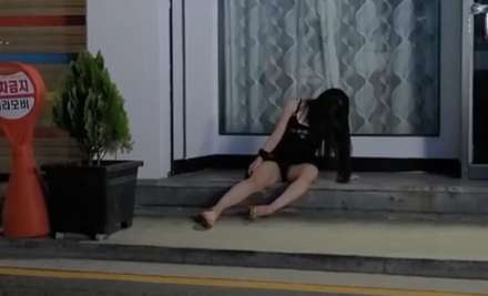 꽐라되어 끌려가는 와이프